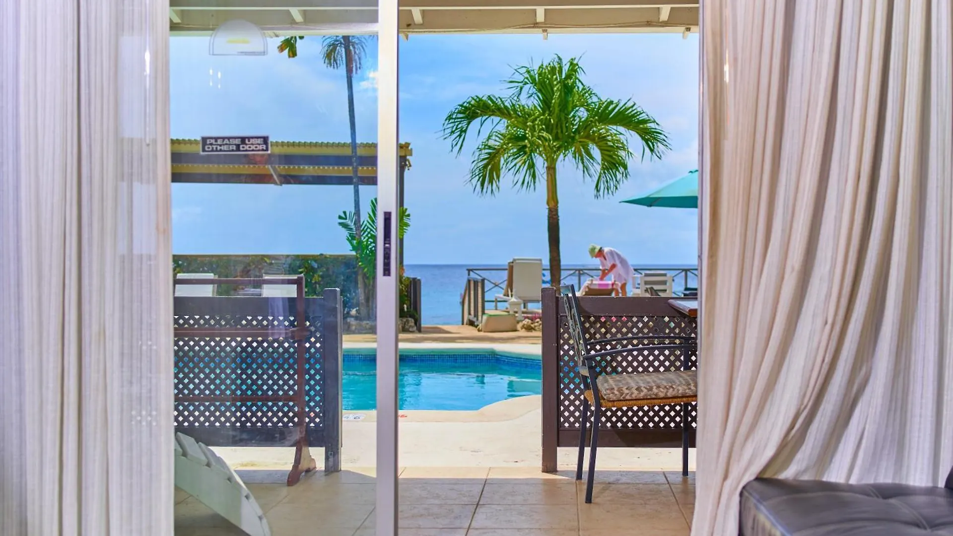 Tropical Sunset Beach Apartment Hotel Saint James