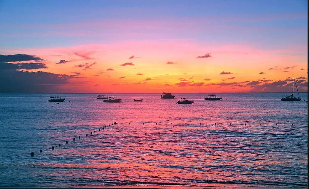 Tropical Sunset Beach Apartment Hotel Saint James