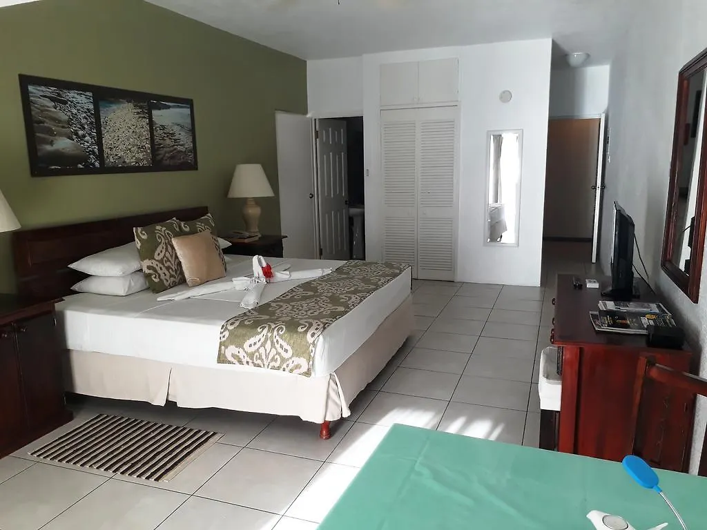 Tropical Sunset Beach Apartment Hotel Saint James